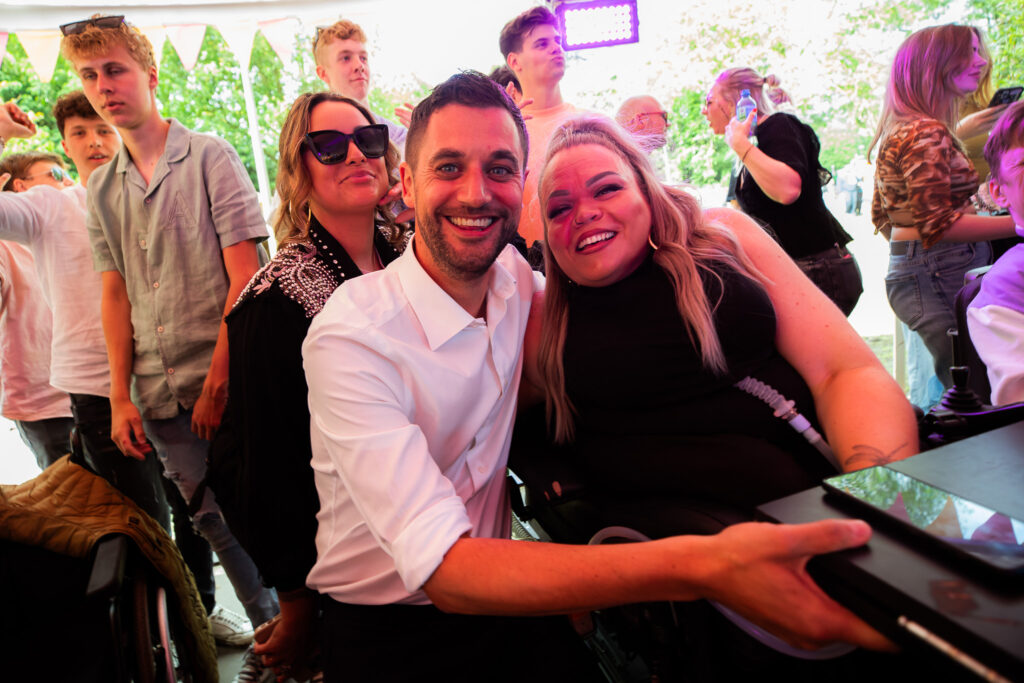 Roos, een vrouw met een fysieke beperking, gaat samen met Victor Abeln op de foto