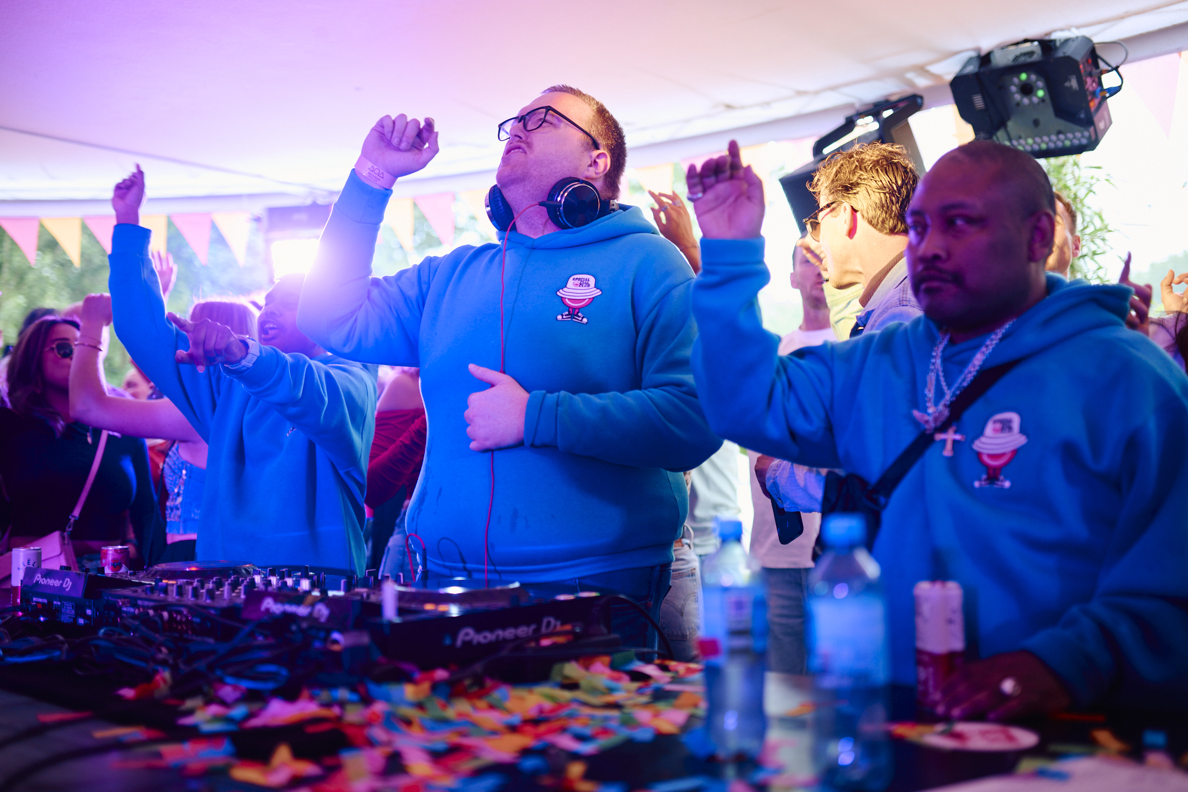 Een man met een verstandelijke beperking staat achter de draaitafel en geniet van de muziek