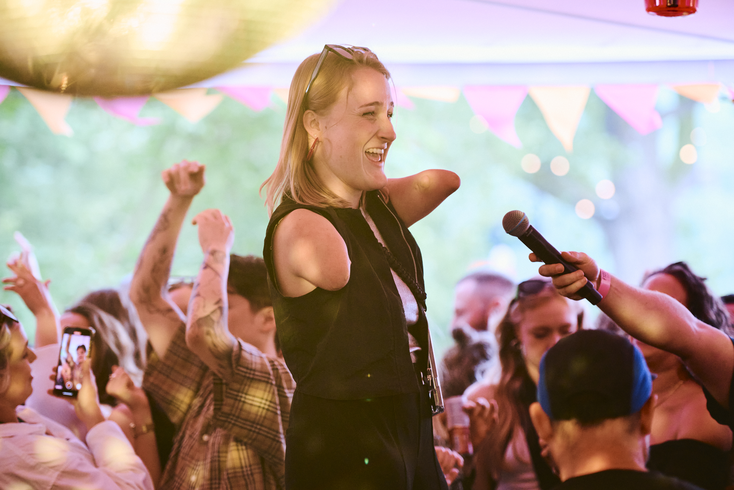 Een vrouw met een fysieke beperking is aan het dansen in het Sitdown Café