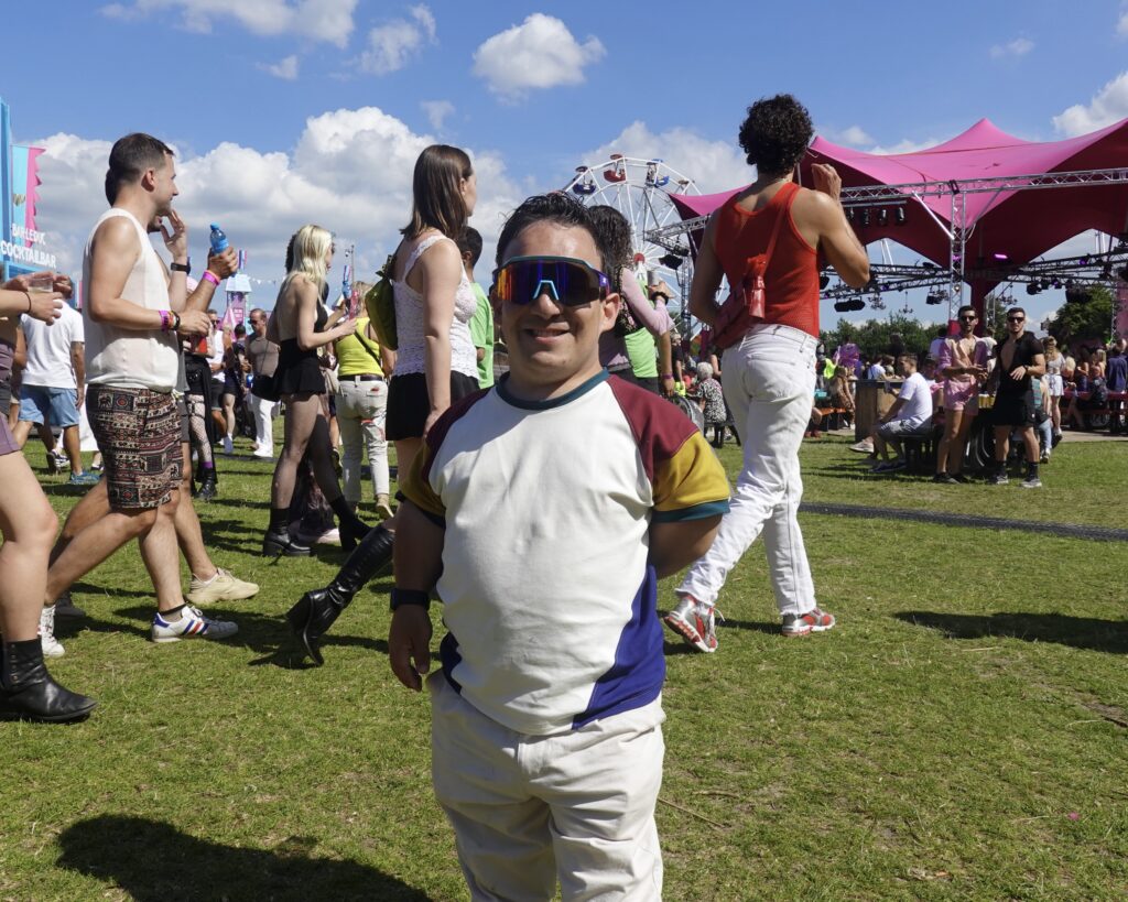Een man met een fysieke beperking staat op het terrein van Milkshake