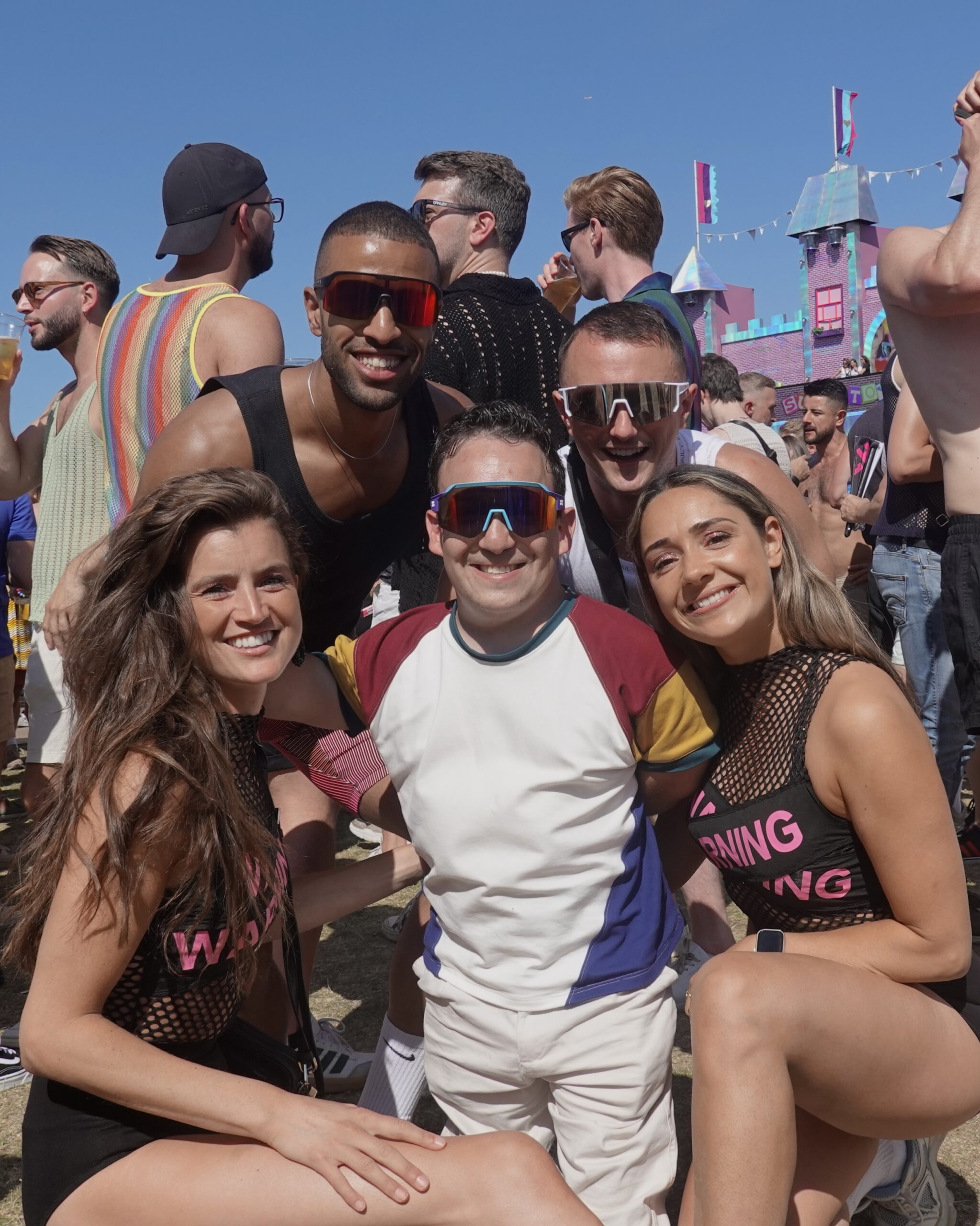 Een man met een fysieke beperking staat samen met vier anderen mensen bij het festival Milkshake