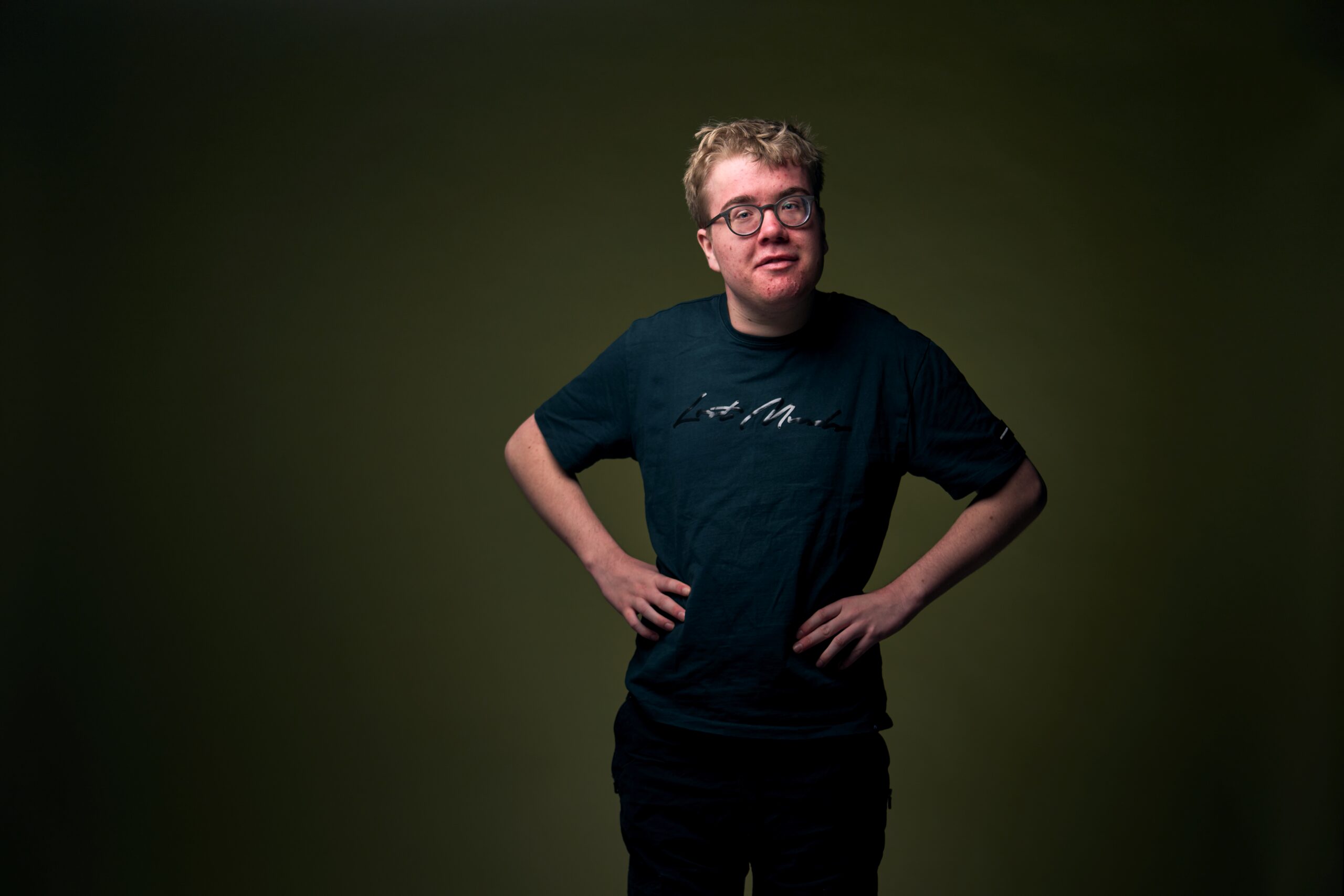 Tijn, een jongen met een verstandelijke beperking, die zijn handen in zijn zij heeft