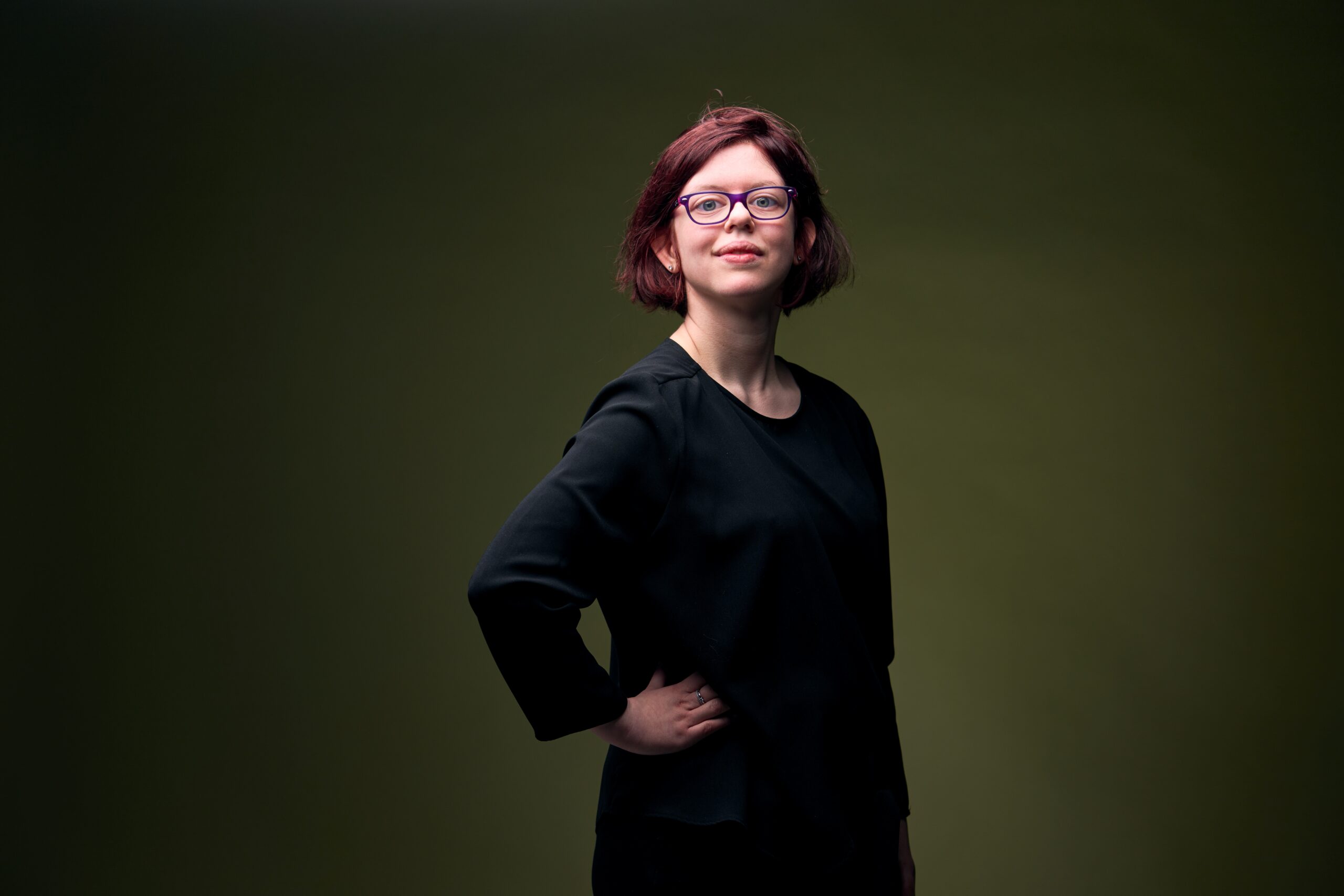 Britt-Marie, een meisje met een verstandelijke beperking, die haar arm in haar zij heeft en zelfverzekerd naar je kijkt