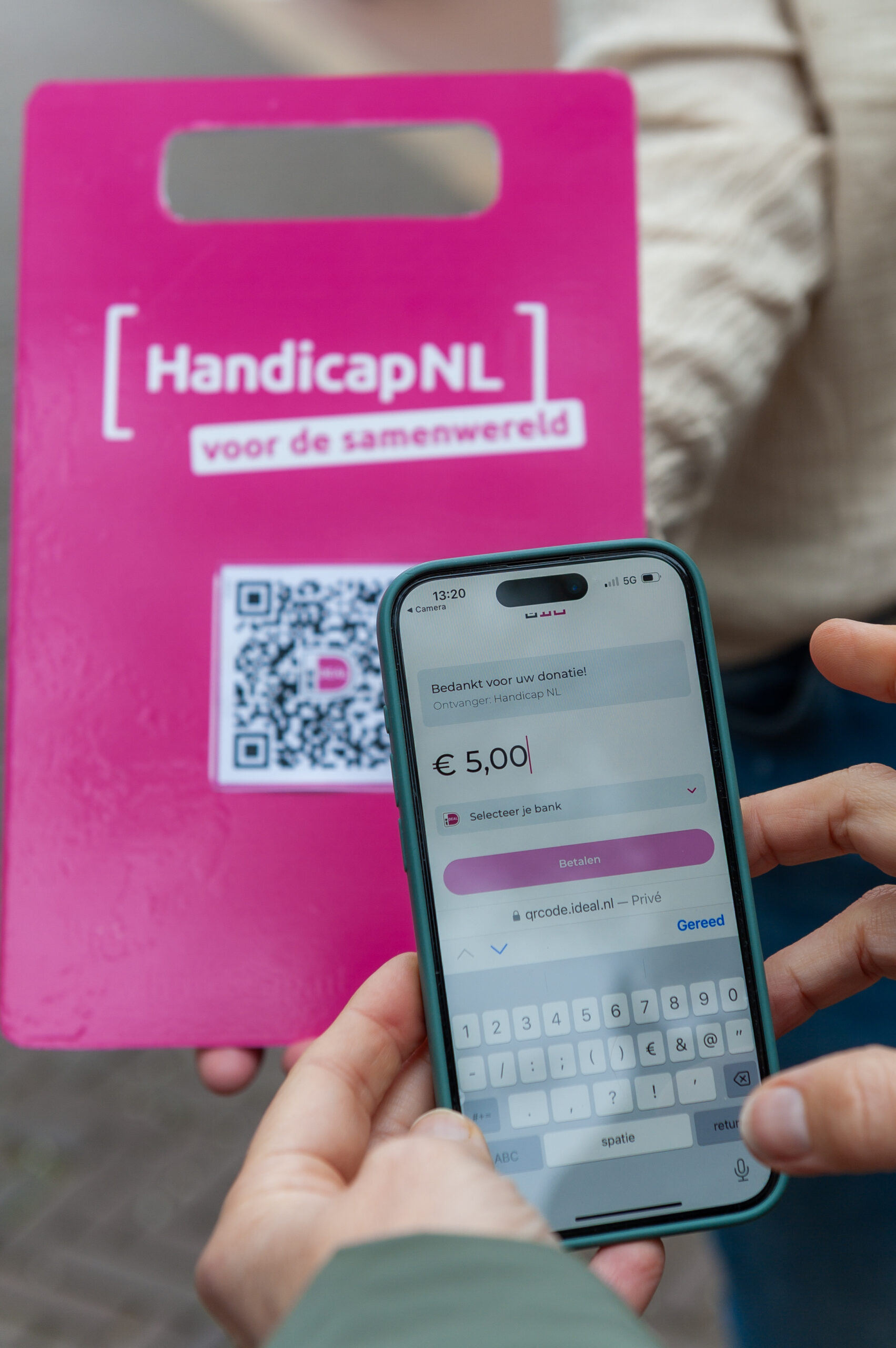 Een betaling wordt via een mobiel gedaan aan de hand van een QR code