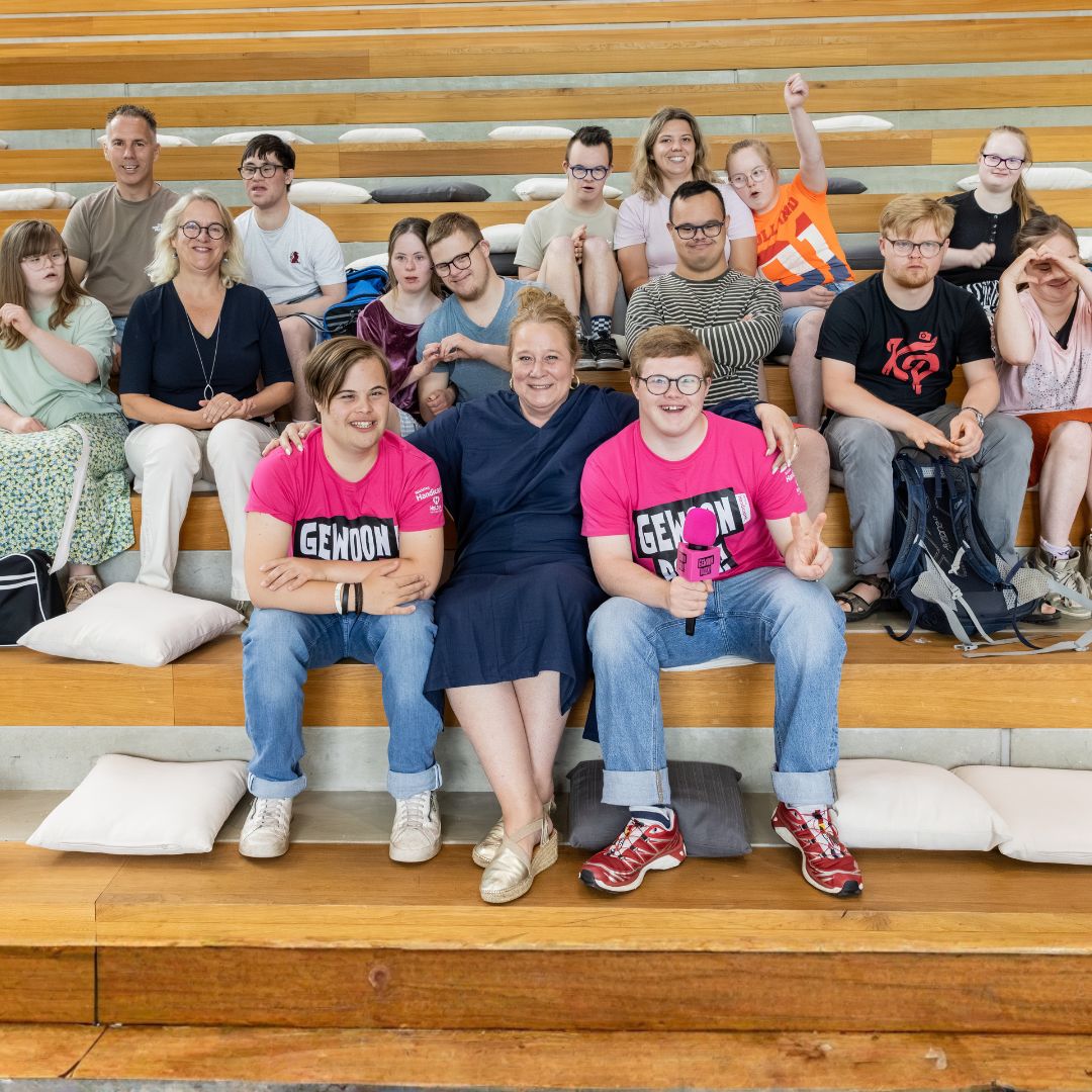 Inclusie is een recht, geen gunst. Tien jaar na de invoering van het VN-verdrag Handicap concludeert de Nationaal Coördinator tegen Discriminatie en Racisme dat mensen met een beperking nog steeds dagelijks worden geconfronteerd met drempels en discriminatie. Het nieuwe advies Een samenleving zonder drempels laat zien dat er nog veel moet gebeuren op het gebied van onderwijs, werk, wonen en toegankelijkheid. De conclusies zijn herkenbaar en onderstrepen waarom HandicapNL zich iedere dag inzet voor een samenleving waarin iedereen kan meedoen.