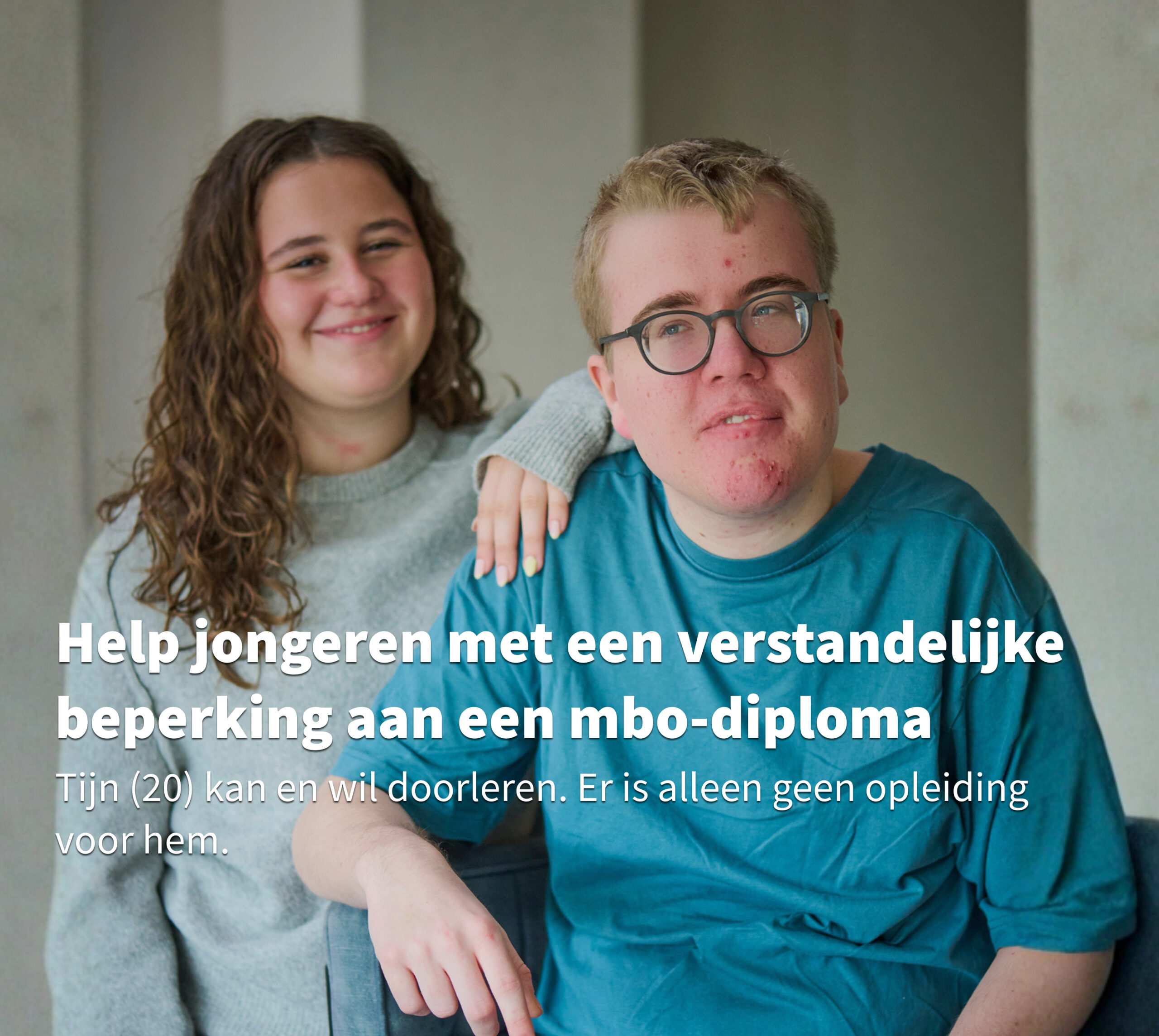 Een jongen met en verstandelijke beperking met zijn zus.